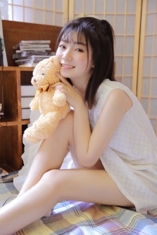 一边亲胸一边摸进内裤里