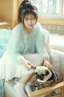 我和年轻的女教师观看